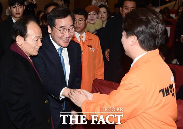 이낙연 전 더불어민주당 대표(왼쪽)가 개혁신당 창당대회를 찾아 이준석 대표와 악수하고 있다.