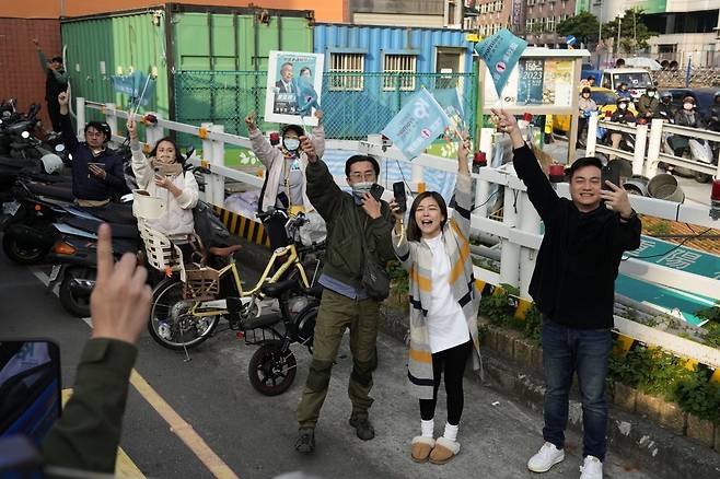 10일 자동차 순회 유세에 나선 민중당 커원저 후보를 보러 길가에 나와 깃발을 흔드는 지지자들의 모습. 신베이=AP 뉴시스