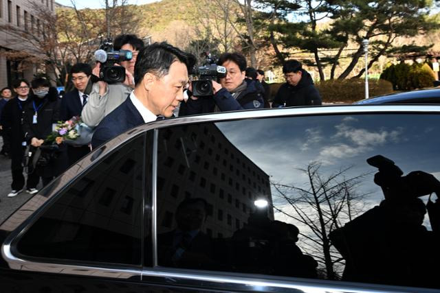 19일 경기도 정부과천청사에서 김진욱 초대 고위공직자범죄수사처장이 이임식을 마친 뒤 차량에 탑승하고 있다. 과천=박시몬 기자