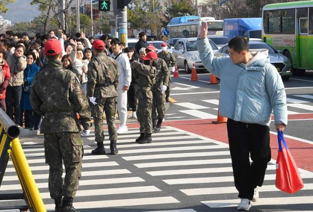 2일 경남 창원시 해군교육사령부에서 입영자가 가족과 작별인사를 하고 있다. 해군 제공