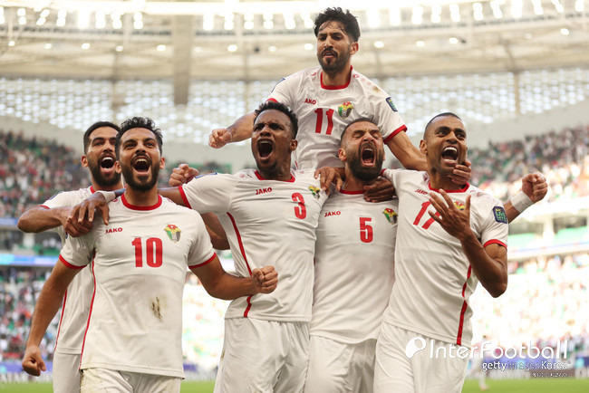 위르겐 클린스만 감독이 이끄는 대한민국 축구 국가대표팀(FIFA 랭킹 23위)은 20일 오후 2시 30분(현지시간) 카타르 도하에 위치한 알 투마마 스타디움에서 요르단(FIFA 랭킹 87위)과 2023 아시아축구연맹(AFC) 카타르 아시안컵 E조 2차전을 치르는 중이다. 전반은 요르단이 2-1로 앞서가는 중이다.