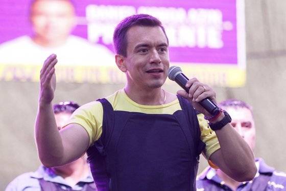 다니엘 노보아 에콰도르 대통령이 지난해 10월 방탄조끼를 입고 연설하고 있다. EPA=연합뉴스