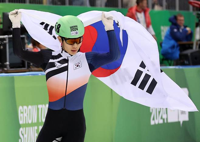 주재희가 남자 쇼트트랙 1500m 결승 경기에서 우승을 차지한 뒤 태극기를 흔들며 환호하고 있다. 뉴스1