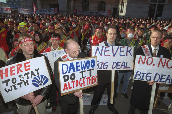 1998년 12월 11일 대우전자 해외법인 소속 외국인 노동자들이 서울역 광장에서 열린 빅딜 반대 총궐기대회에 참가해 시위를 벌이고 있다. [중앙포토]
