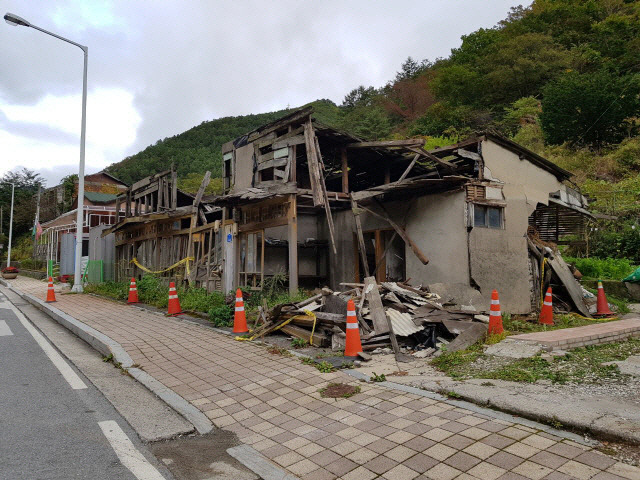 ▲ 영월 상동읍 구래4리 도로변 빈집이 거의 무너질 위기에 놓여 있다. [강원도민일보 자료사진]