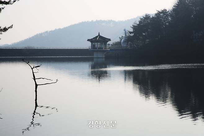 칠갑산과 천장호 풍경. 이윤정 기자