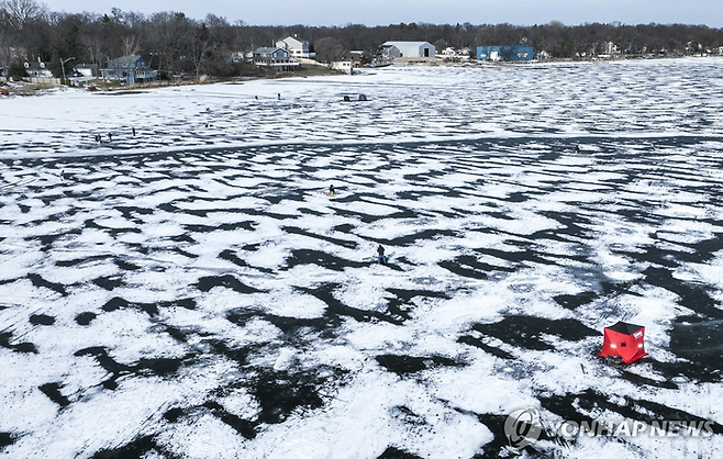미국 일리노이주의 얼어붙은 호수의 모습. 사진 속 주민들이 장비를 이용해 제설 작업을 하고 있습니다. [사진출처=EPA 연합뉴스]