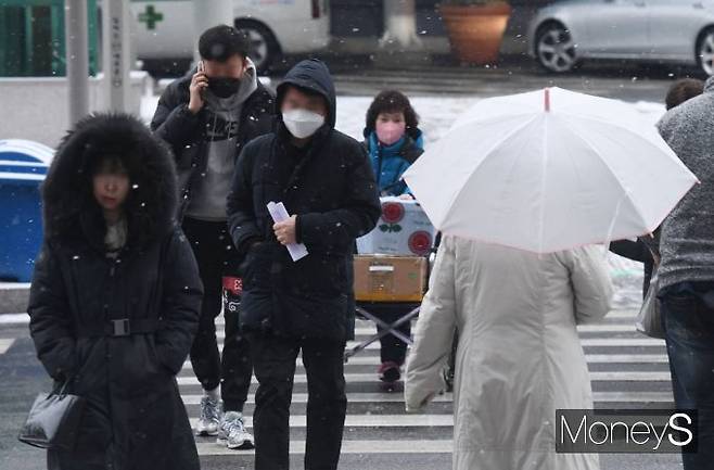 20일에는 전국이 대체로 흐리고 오후부터 강원영동에 눈이 강하게 내릴 전망이다. 사진은 서울과 경기 등 수도권 대설주의보가 내려진 지난 9일 오전 서울 동작구 보라매공원 인근에서 시민들이 발걸음을 재촉하고 있는 모습. /사진=장동규 기자