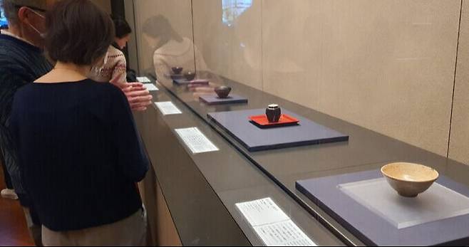 도쿄국립박물관을 찾은 관람객들이 고려다완을 비롯한 전시품들을 보고 있다.&nbsp;&nbsp;