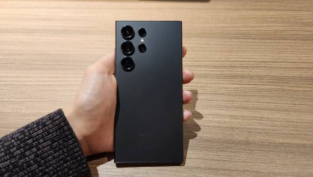 갤럭시S24 울트라의 후면 디자인. 티타늄 재질과 각진 디자인을 적용해 카메라 배치를 제외하면 아이폰을 연상시키기도 한다. 김윤수 기자