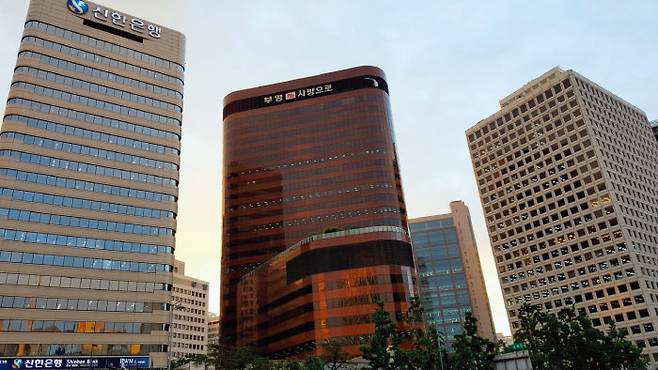 삼성그룹을 상징하는 건물 중 하나인 옛 삼성생명 본관(현 부영태평빌딩)은 조선 고종 때 근대식 백동전을 찍어내던 전환국이 있던 자리였다. [안영배 제공]