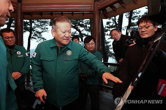 긴급대피로 점검하는 이상민 장관 (서울=연합뉴스) 이상민 행정안전부 장관이 20일 오전 강릉시 강릉항 죽도봉을 찾아  지진해일 긴급대피로를 점검하고 있다. 2024.1.20 [행정안전부 제공, 재판매 및 DB 금지] photo@yna.co.kr