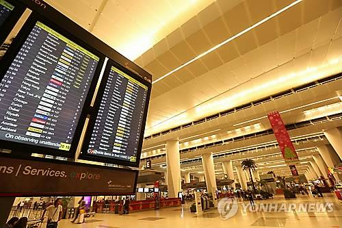 인도 델리 국제공항 (델리=연합뉴스) 이진욱 기자 = 델리 시내에서 20여km 떨어진 인디라 간디 국제공항. 최근 터미널 3가 완공됨에 따라 쾌적하고 현대적인 공항으로 변모했다. 2013.11.10 cityboy@yna.co.kr
<저작권자 ⓒ 2013 연 합 뉴 스. 무단전재-재배포 금지.>