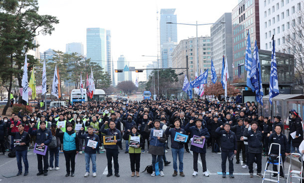 지난 5일 오후 서울 국회 인근에서 ‘중대재해처벌법 개악 중단 촉구 민주노총 결의대회’가 열리고 있다.(사진=연합뉴스 제공)