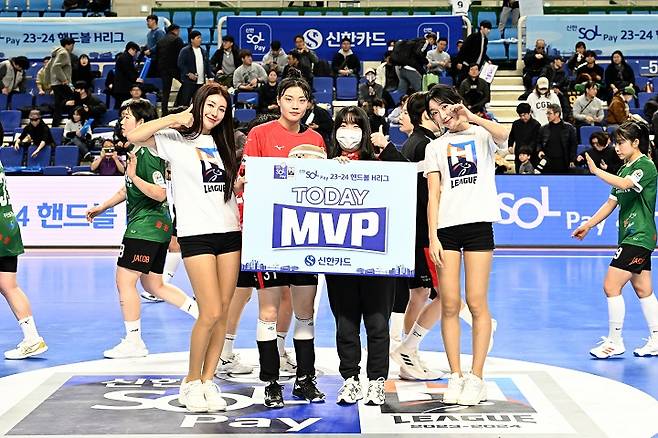 사진&nbsp;신한 SOL페이 23-24 핸드볼 H리그 여자부 1라운드 부산시설공단과의 경기에서 MVP로 선정된 김보은, 한국핸드볼연맹