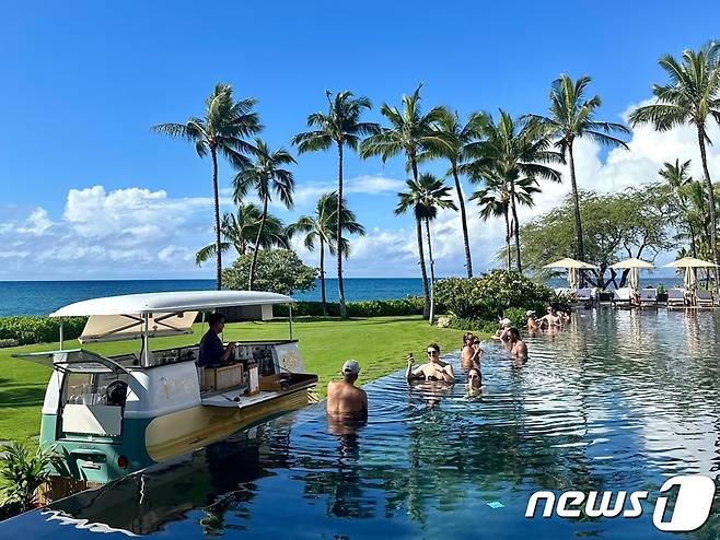 포시즌스 오아후 성인 인피니티풀 ⓒ News1 윤슬빈 기자