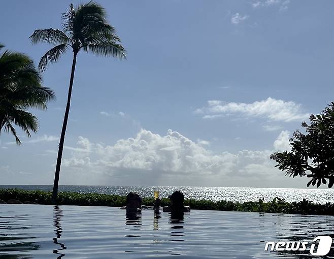 성인 인피니티풀에서 바다를 바라보며 맥주를 즐기고 있는 투숙객들의 모습ⓒ News1