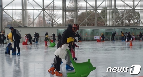 대전엑스포시민광장에서 꿈돌이 야외스케이트장이 열려 한 가족이 스케이트를 타고 있다. /뉴스1 ⓒNews1 허진실 기자
