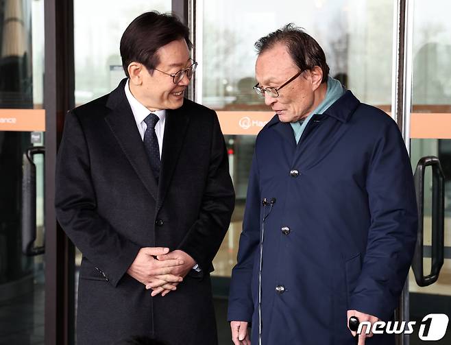 더불어민주당 이재명 대표와 이해찬 전 대표가 21일 오후 서울 여의도 63빌딩에서 비공개 오찬 회동을 마치고 대화하고 있다. 2024.1.21/뉴스1 ⓒ News1 구윤성 기자