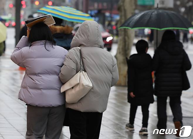 21일 오후 서울 종로구 일대에 비가 내리고 있다. 기상청은 이날 오후 9시부터 서울 전역에 올해 첫 한파주의보가 발효된다고 밝혔다. 2024.1.21/뉴스1 ⓒ News1 김민지 기자