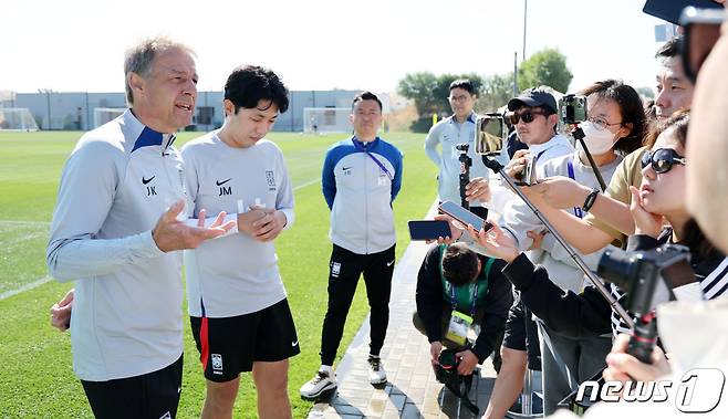 2023 아시아축구연맹(AFC) 카타르 아시안컵에 출전 중인 대한민국 축구대표팀 위르겐 클린스만 감독이 21일(현지시간) 카타르 도하 알 에글라 트레이닝 센터에서 취재진과 인터뷰를 하고 있다. 2024.1.21/뉴스1 ⓒ News1 김성진 기자