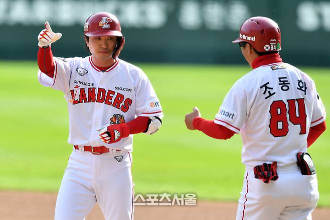 SSG 김성현이 인천SSG랜더스필드에서 열린 2023 KBO 준플레이오프 1차전 NC와 경기에서 안타로 출루하고 있다. 인천 | 강영조기자 kanjo@sportsseoul.com