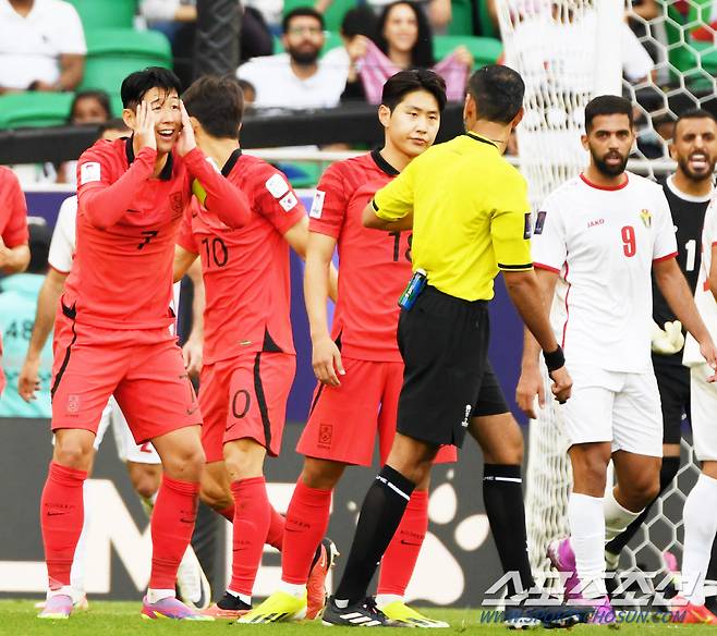 20일(현지시간) 카타르 도하 알투마마 스타디움에서 열린 2023 아시아축구연맹(AFC) 카타르 아시안컵 대한민국과 요르단의 경기. 손흥민이 주심 판정에 어필하고 있다. 도하(카타르)=박재만 기자 pjm@sportschosun.com/2023.01.20/