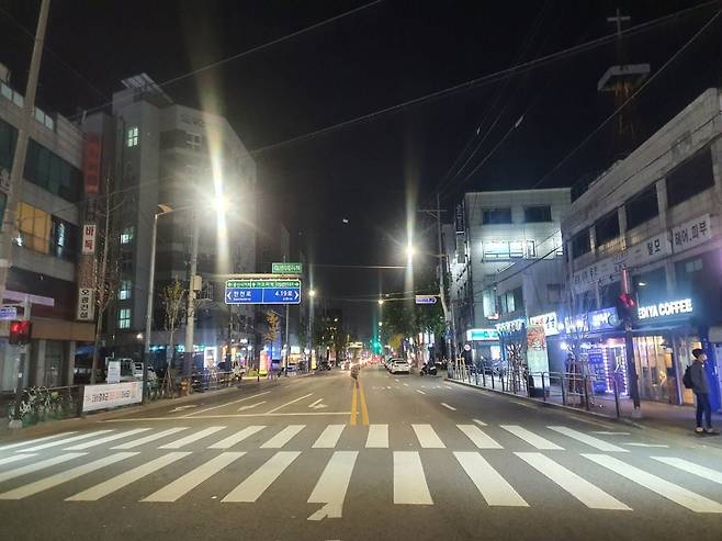 서울시가 강북구 한천로 가로등을 LED 조명으로 교체한 후 모습. /서울시