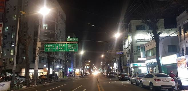 서울시가 강북구 한천로 가로등을 LED 조명으로 교체하기 전 모습. /서울시