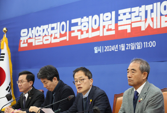 21일 국회에서 열린 '윤석열 정권의 국회의원 폭력제압 및 거짓 해명 규탄' 기자간담회에서 민주당 박주민 의원이 발언을 하고 있다. 연합뉴스.