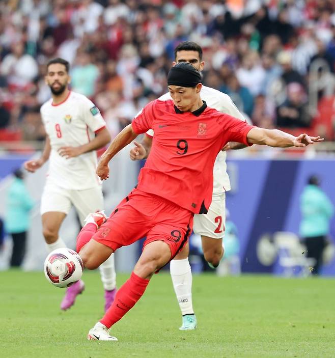 (도하(카타르)=뉴스1) 김성진 기자 = 대한민국 축구대표팀 조규성이 20일(현지시간) 카타르 도하 알투마마 스타디움에서 열린 2023 아시아축구연맹(AFC) 카타르 아시안컵 조별리그 E조 조별리그 2차전 요르단과 대한민국의 경기에서 중거리슛을 때리고 있다