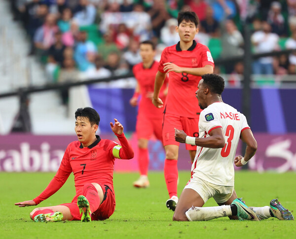 손흥민이 20일 카타르 도하 앗수마마 스타디움에서 열린 2023 아시아축구연맹(AFC) 카타르 아시안컵 조별리그 E조 2차전 요르단과 경기에서 넘어지고 있다. 도하/연합뉴스