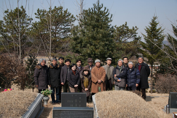 고인의 제자들이 2015년 묘소를 찾았을 때 찍었다. 맨 왼쪽이 기종석 교수.                                                                                         기종석 교수 제공