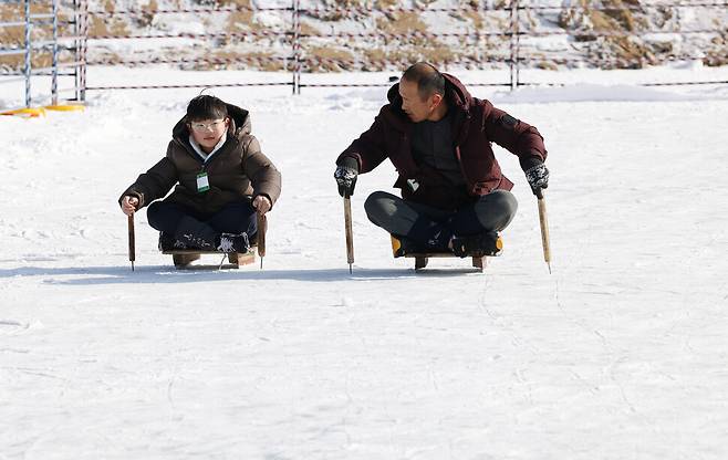 1월10일 강원도 평창군 진부면 오대천 일원에서 열린 ‘평창송어축제’에서 할아버지와 손자가 다정하게 썰매를 타고 있다.