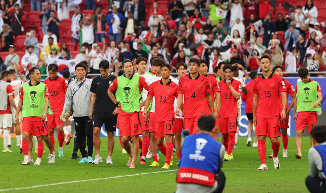 20일(현지시간) 카타르 도하 앗수마마 스타디움에서 열린 2023 아시아축구연맹(AFC) 카타르 아시안컵 조별리그 E조 2차전 요르단과 한국의 경기에서 2대2 무승부를 거둔 대표팀 선수들이 관중을 향해 인사하고 있다. 연합뉴스