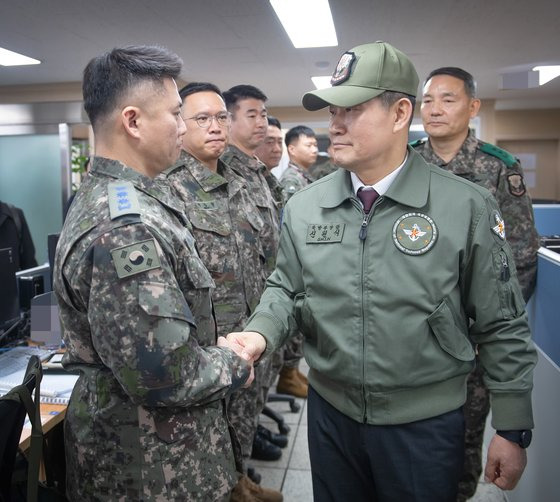 신원식 국방부장관이 지난 8일 드론작전사령부를 방문, 대비태세를 점검한 후 임무수행에 매진하는 장병을 격려하고 있다. 국방부