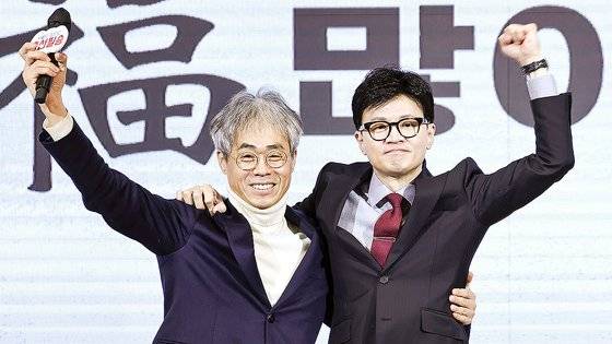 한동훈 국민의힘 비상대책위원장이 지난 17일 오전 서울 마포구 케이터틀에서 열린 국민의힘 서울시당 신년인사회에서 김경율 비대위원과 함께 주먹을 쥐고 있다. 뉴스1