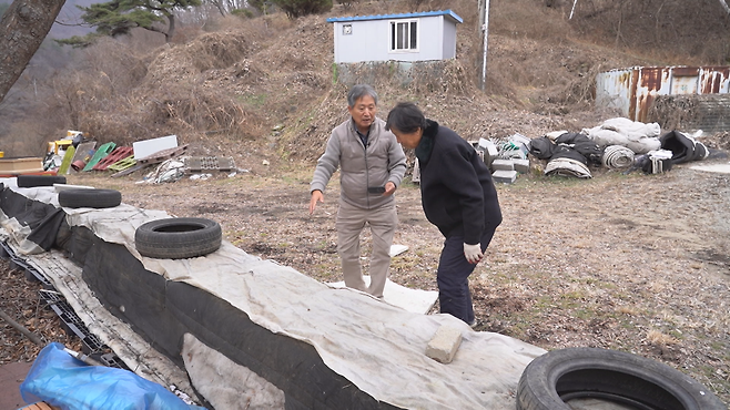 벌통을 살피기 전 벌지기와 이야기를 나누는 정년기 수의사