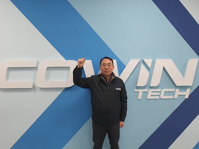 정갑용 코윈테크 대표가 한국경제신문과 인터뷰 후 파이팅을 외치고 있다. 아산=윤현주 기자