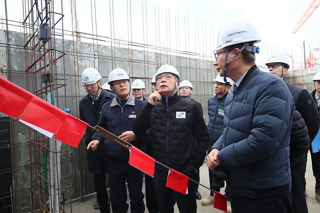 이한준 한국토지주택공사(LH) 사장이 지난 19일 화성 향남2지구 임대주택 건설 현장을 찾아 건설 혁신 이행 현황을 점검하고 있다. LH