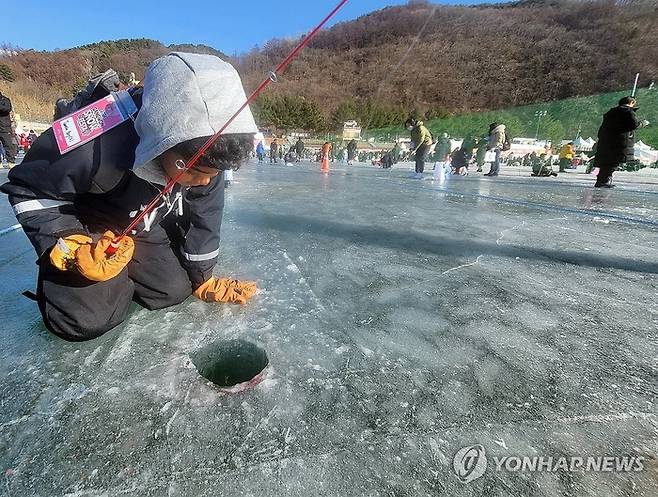 산천어 축제장 찾은 어린이 [사진출처 = 연합뉴스]