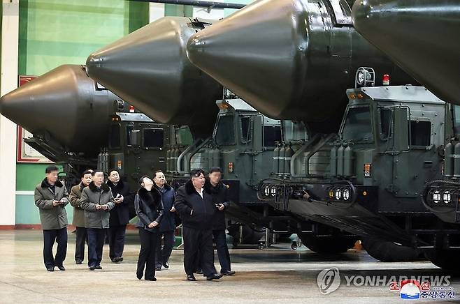 신형 고체연료 ICBM ‘화성-18형’ 발사대 차량 공장 시찰하는 김정은 [사진출처 = 연합뉴스]