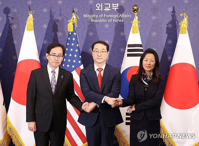 김건 외교부 한반도평화교섭본부장(가운데)과 정박 미국 국무부 대북고위관리(오른쪽), 나마즈 히로유키 일본 외무성 아시아대양주국장이 지난 18일 서울 종로구 외교부 청사에서 열린 한미일 북핵수석대표협의에 앞서 손을 맞잡고 있다. [사진출처 = 연합뉴스]