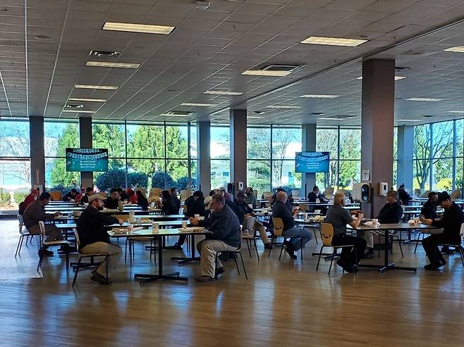 현대그린푸드가 단체급식 서비스를 제공 중인 기아자동차 미국 조지아 공장 내 구내식당. /사진제공=현대그린푸드