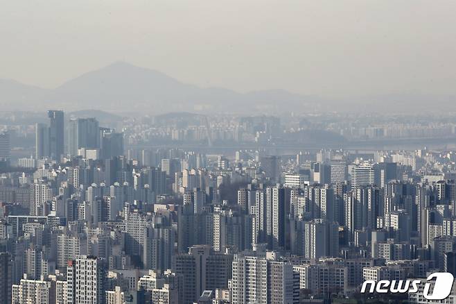 (서울=뉴스1) 이광호 기자 = 부동산 시장 침체가 이어지고 있는 16일 서울 남산에서 바라본 아파트 단지 모습.  이날 부동산R114에 따르면 지난 12일 기준 서울 아파트 매매가격은 전주 대비 0.01% 하락했다. 2024.1.16/뉴스1  Copyright (C) 뉴스1. All rights reserved. 무단 전재 및 재배포,  AI학습 이용 금지.