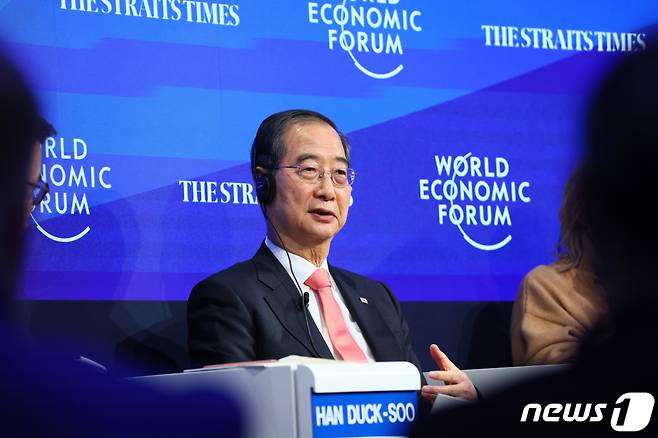 (서울=뉴스1) 허경 기자 = 다보스 세계경제포럼에 참석중인 한덕수 국무총리가 17일(현지시간) 스위스 다보스 콩그레스 센터에서 열린 태평양 지역 선도 세션에 참석해 있다. (총리실 제공)2024.1.18/뉴스1 Copyright (C) 뉴스1. All rights reserved. 무단 전재 및 재배포, AI학습 이용 금지.