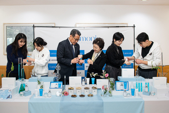 라모니 화장품을 시연하는 대구한의대와 숙명여대 총장과 학생들. 대구한의대 제공