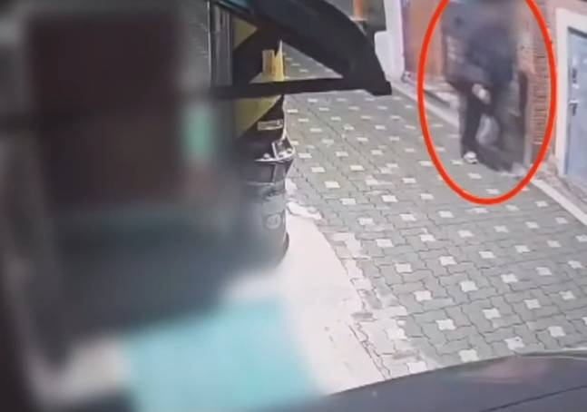 지난 19일 새벽 서울 종로구의 한 골목에서 같은 학교 여학생을 성폭행한 뒤 홀로 집으로 돌아가는 20대 남성의 모습이 담긴 CCTV 화면. [채널A 보도화면 캡처]