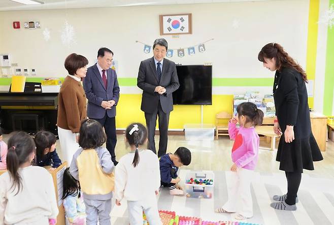 [서울=뉴시스] 이주호 사회부총리 겸 교육부 장관이 지난 15일 충남 홍성 가람유치원을 방문해 방학 기간 중 유치원 돌봄교실 운영 현황을 살펴보고 있다. (사진=교육부 제공) 2024.01.21. photo@newsis.com *재판매 및 DB 금지