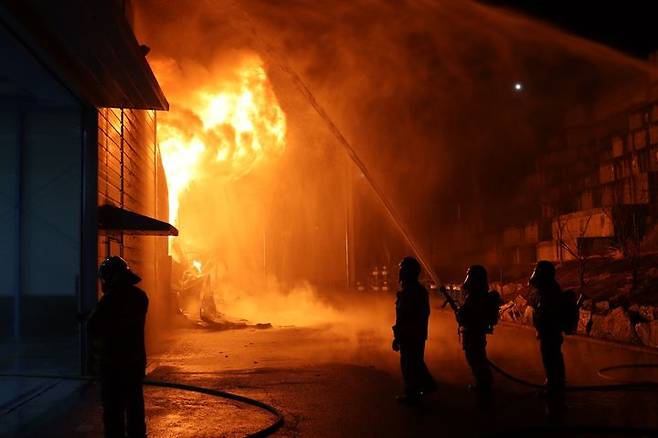 [수원=뉴시스] 경기지역 공장 화재 모습. (사진=뉴시스 DB). photo@newsis.com   *재판매 및 DB 금지